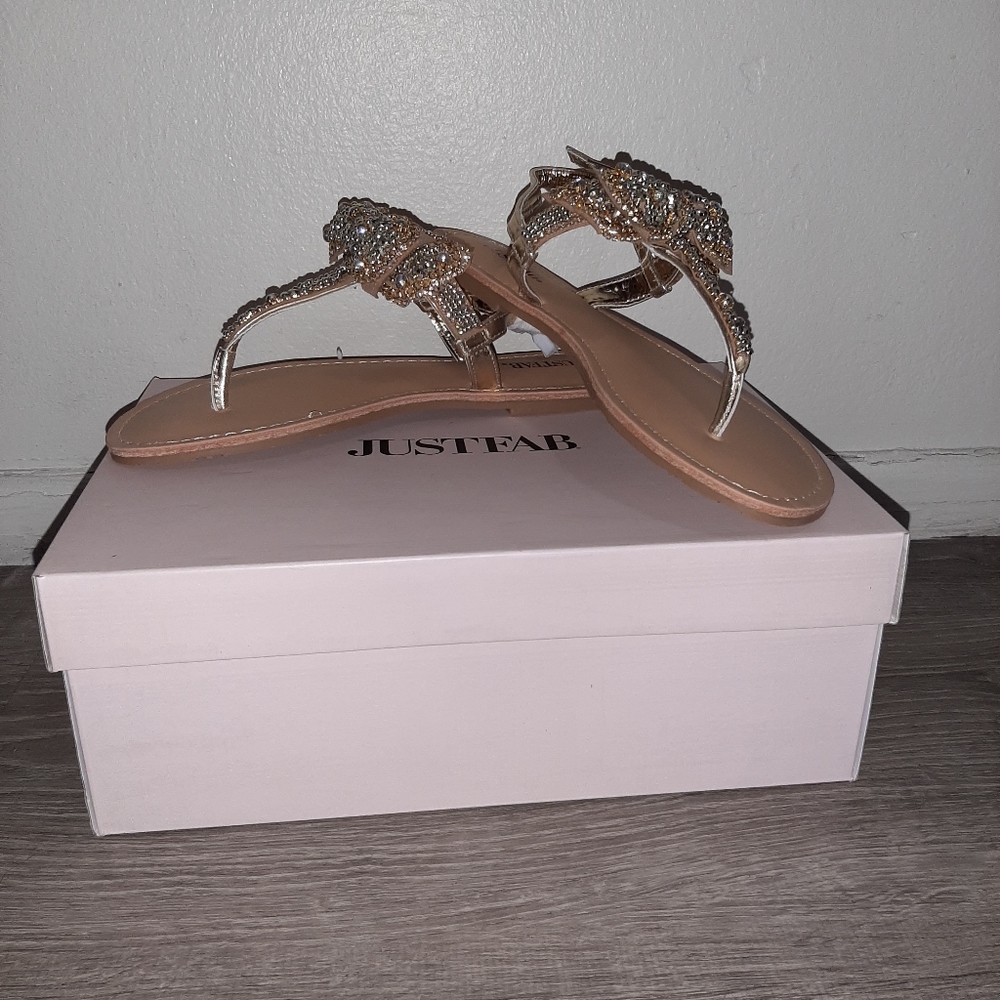 Flat sandals